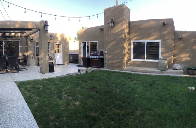 Uptown Retreat HOME avec détaché CASITA- Sauna / Hot Tub / Fooseball