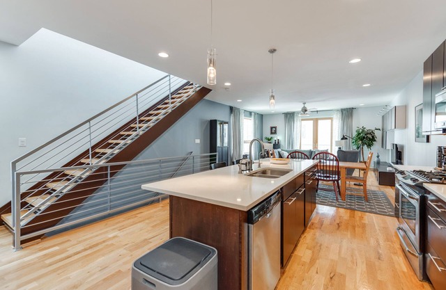 Uptown Townhouse, Rooftop Terrace, 3 Story, 2 Bed