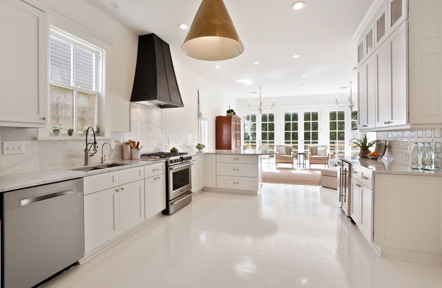 DOIT VOIR cette maison spacieuse Uptown! Parfait pour votre escapade. GRANDE COUR ARRIÈRE