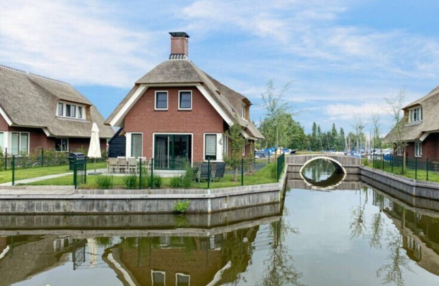 Ural Thùs is a 6 person water villa