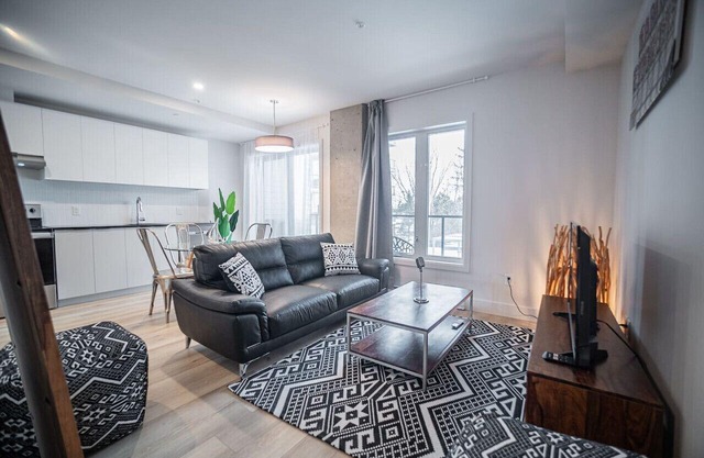 Urban 1BR Oasis with Private Balcony and Gym