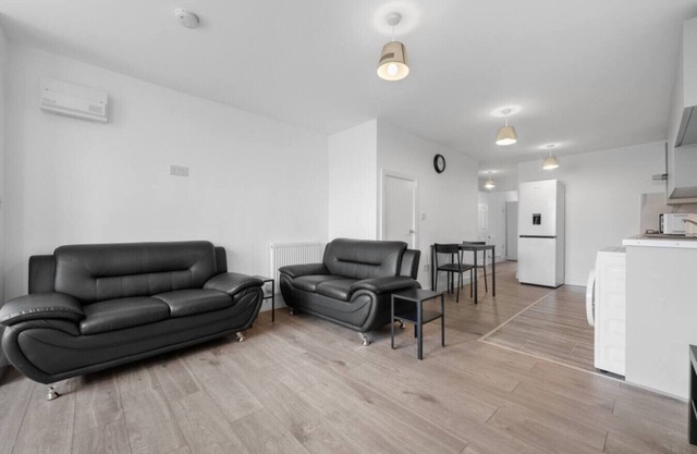 Urban Comfort: Stylish 3BR 2BATH with FREE Parking
