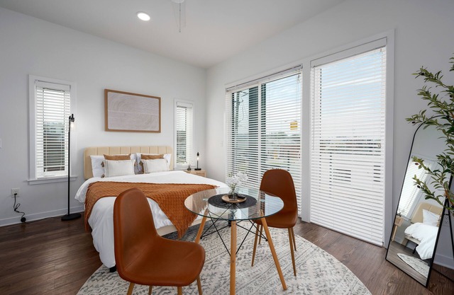 Urban DT Chic Studio with Private Balcony!