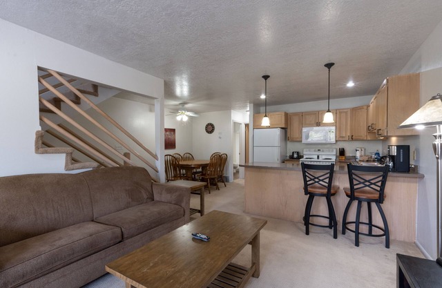 Urban Escape Haven! 2 Relaxing Units, Swimming Pool, Free Parking, Full Kitchen!