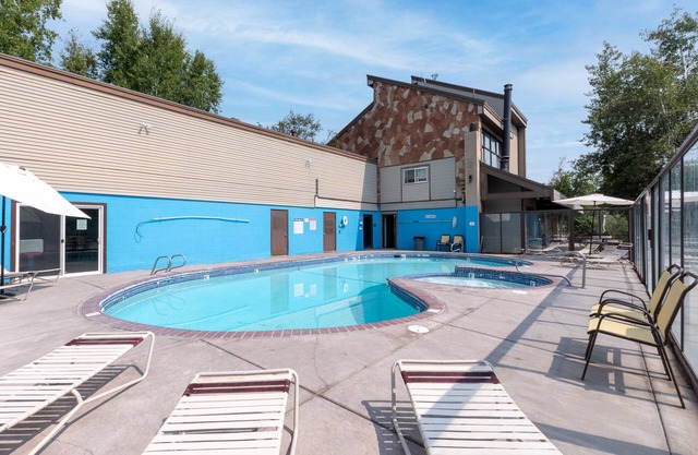 Urban Escape Oasis! Full Kitchen, Outdoor Swimming Pool, Free Parking!