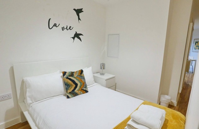 Urban Escape – Walk to University of Salford | Pass The Keys