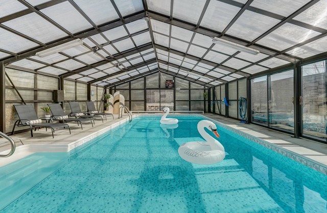 Urban Float - Private Heated Pool & HotTub & Firepit