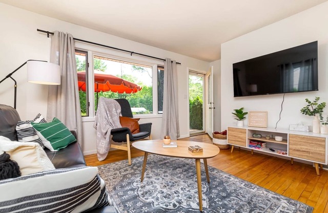 Urban Gem: Minutes to Beach & Downtown W/Hot tub