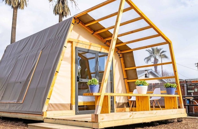Urban Glamping Oasis: Comfort & Adventure Combined