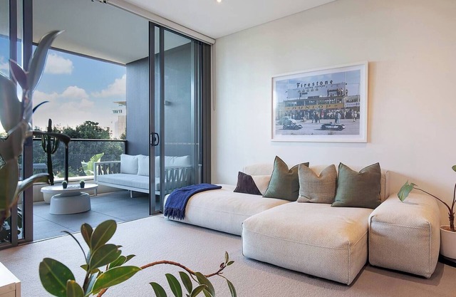Urban Lushscape Riverside Retreat in Newstead