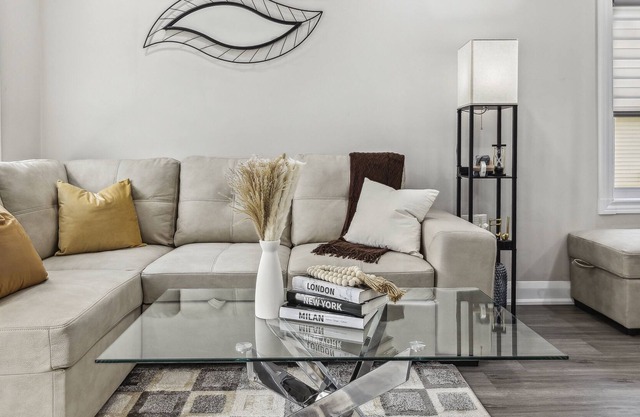 Urban Oasis: Cozy 3B/1B + Office, 5G, Kitchen, Parking with modern furnishings