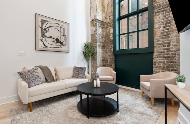 Urban Oasis DT Apartment Loft l Gym+Rooftop+Parking! Sleeps 4