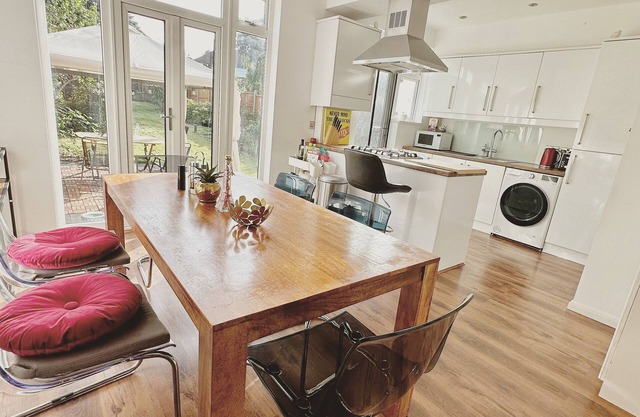 Urban Oasis entire house 3 beds 2 living room with expansive garden
