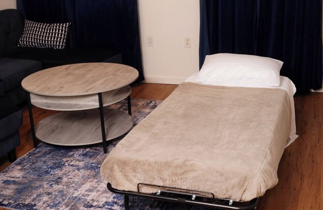 Urban Oasis King size Bd/2 Queen Bds Sleeps 7 -NYC/EWR/Pru/NJPAC/AmDreamMall/