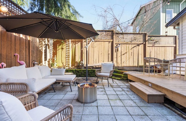 Urban Oasis with Cedar Hot Tub