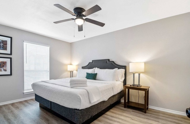 Urban Retreat | 8 Min to Downtown Aquarium & City Hotspots