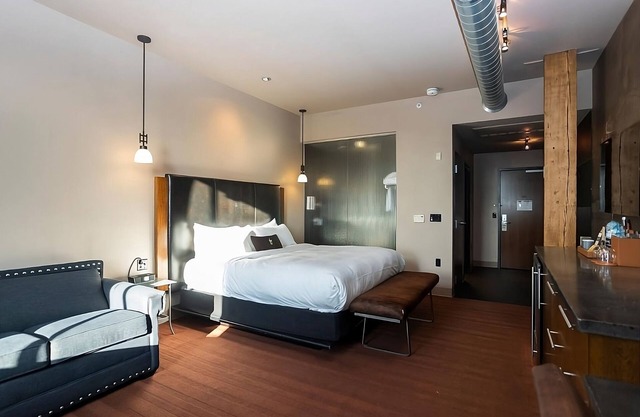 Urban Retreat and Culinary Delights, Close to Milwaukee World Festival!