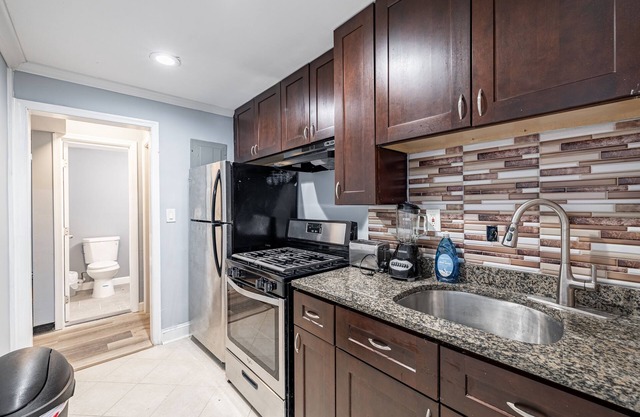 Urban Retreat in D.C. Modern Cozy Awaits, great location with many amenities