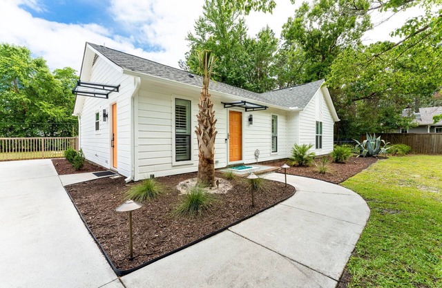 Urban Sophistication, Tropical Vibes, Hot Tub, Close to Beach! Clean!