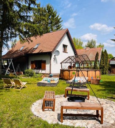 Uroczy dom nad jeziorem Śniardwy tuż obok plaży