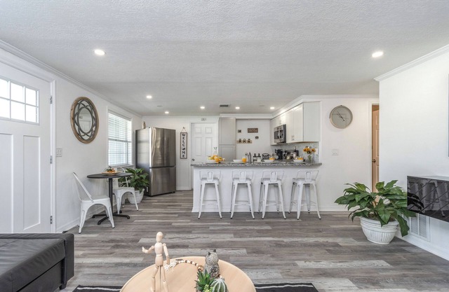 Utica House /10M Beach & 10M Downtown /Families/Patio