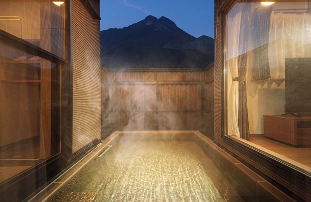 UTSUNOMIYAPrivate house with modern Japanese House with Outdoor Hot spring / Yufu Ōita