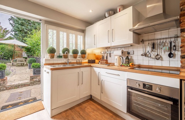 Utterly divine romantic retreat in brilliant village - Tudor Cottage