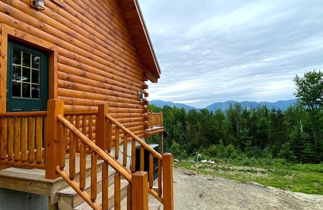 84UVR: Maison en bois rond de Bethléem nouvellement construite avec une vue imprenable! À quelques minutes de ski, Franconia Notch, Cannon, Bretton Woods!