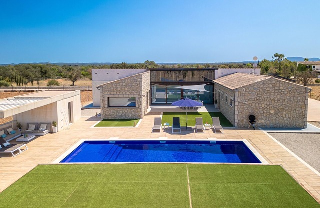 Villa 3 chambres d'avant-garde avec piscine, jardin et à 20 minutes de la plage