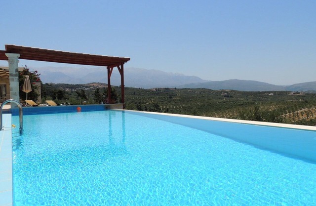 V. Private Modern 4/5 Bedroom Villa w/ Infinity Pool, & Games Room, Nr Almyrida