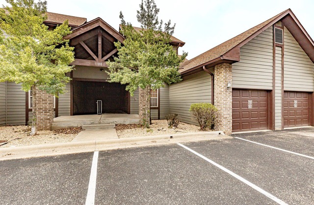 Golf-themed 2Br, 2Ba Villa on the 13th Fairway
