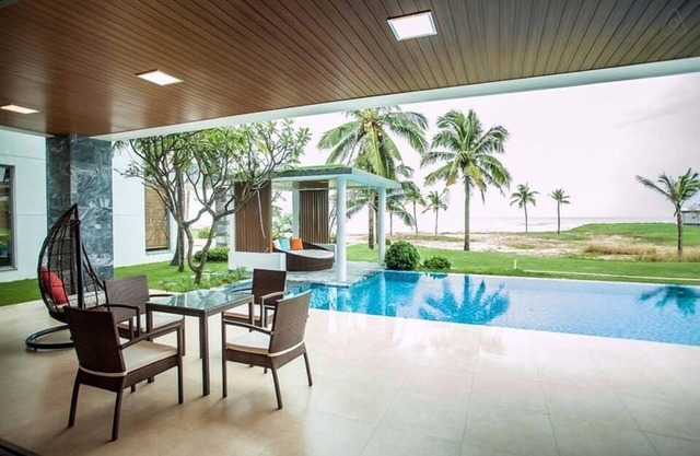 V8-LA PLUS GRANDE VILLA-BEACHFRONT