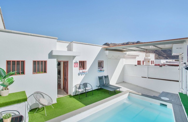 Vacation Villa 'Big Puerto Rico Streetfront' with Mountain View, Wi-Fi and Air Conditioning