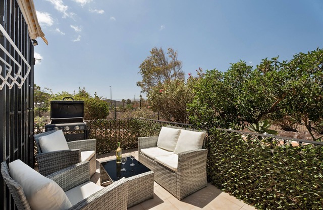 Appartement de vacances 'Adelfa Golf' avec vue sur les montagnes, piscine partagée et Wi-Fi
