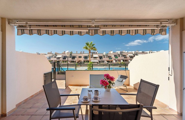 Appartement de vacances "Apartamento Los Geranios" avec piscine partagée, terrasse privée et Wi-Fi.
