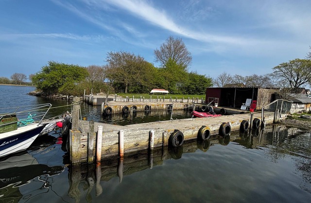 Vacation apartment no. 2 with its own jetty/barge
