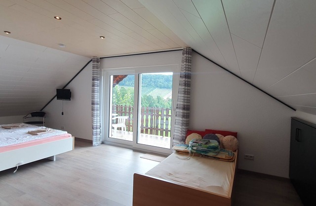 Vacation apartment on the outskirts with 2 balconies