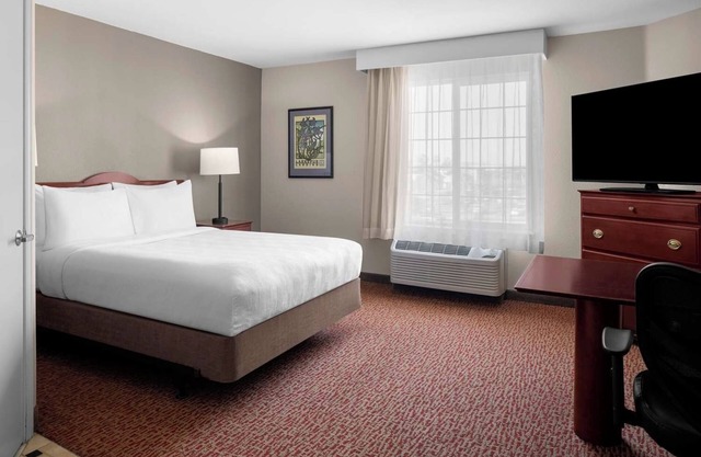Relaxing Studio Suite w/ Full Kitchen & Complimentary Breakfast