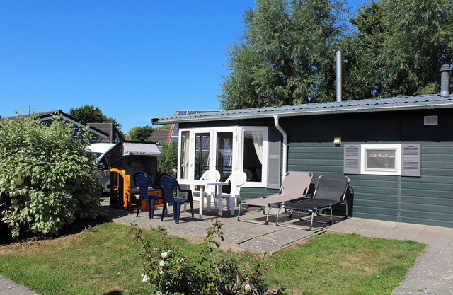 Vacation bungalow Mellumplate 12 with sun terrace and ground floor