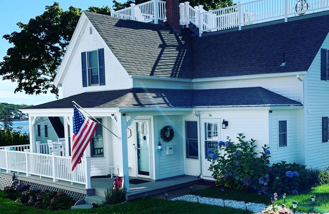 Vacation by the Sea with Exclusive Rooftop Deck with 1st Floor Deck in Downtown