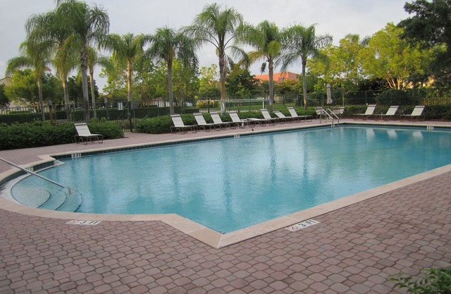 Vacation condo close to beach with many on-site amenities