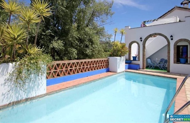 Maison Casa del Rio - Riverside Retreat avec vue montagne, piscine & Wi-Fi