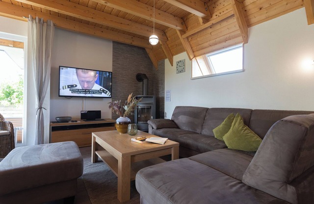 Vacation home Mellumplate 50 with wood-burning stove and North Sea charm.