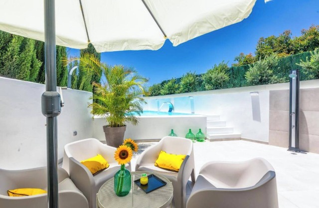 Vacation Home "Bayton House" with Mountain and Garden View, Private Pool & Wi-Fi