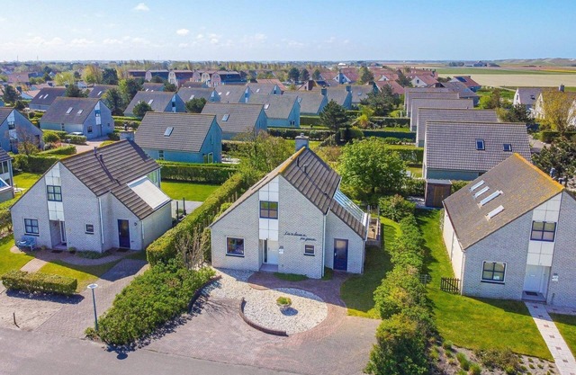 Vacation home Duyngroet: Spacious accommodation with enclosed garden and Landal facilities, within walking distance of the beach