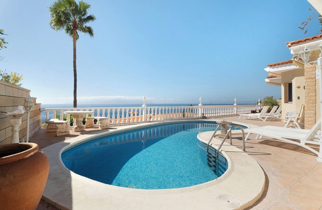Maison de vacances 'House Carla Pool Private' avec vue sur la mer, piscine chauffée et Wi-Fi.