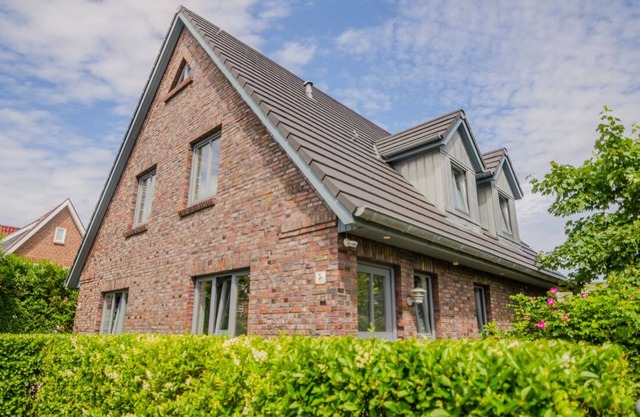Half of a house for up to 4 people with garden close to the city and beach