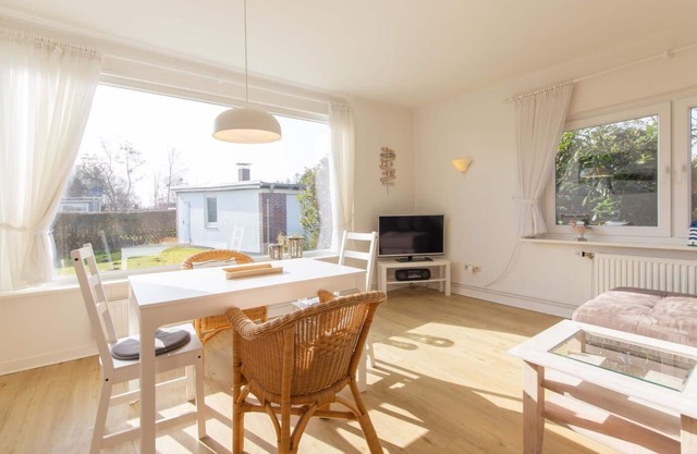 Vacation home Kleeblatt 5 - Central, quiet location with garden and terrace
