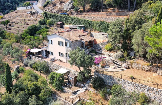Maison de vacances dans une belle position panoramique avec une vue imprenable sur la mer.