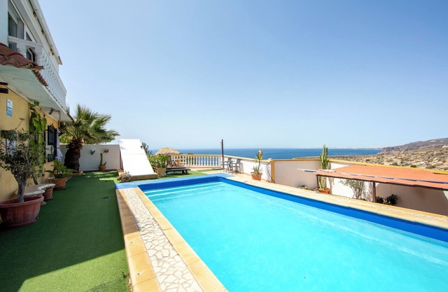 Maison de vacances 'Vista al Mar Ylenia' avec vue sur la mer, piscine, 2 terrasses et Wi-Fi.